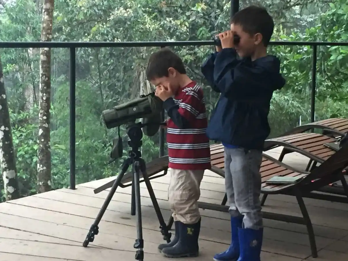 Niños explorando Mashpi con binoculares