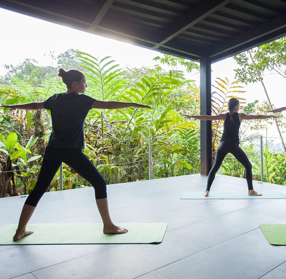 Yoga en Cubierta Exterior en Mashpi Lodge